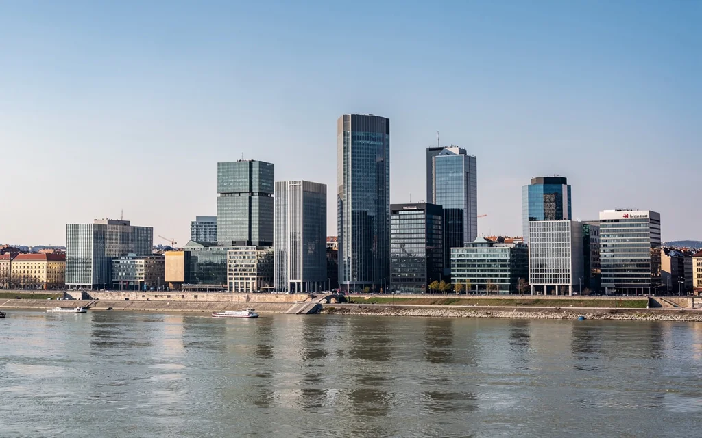 Skyline du quartier d'affaires de Budapest le long du Danube