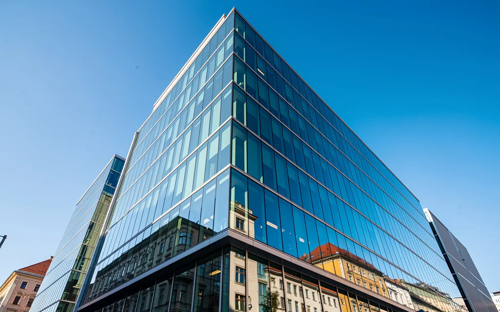 Immeuble de bureaux vitré moderne dans le quartier d'affaires de Budapest